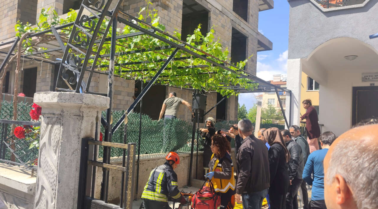 İnşaattan düşen işçinin sırtına demir saplandı! Durumu ağır 5
